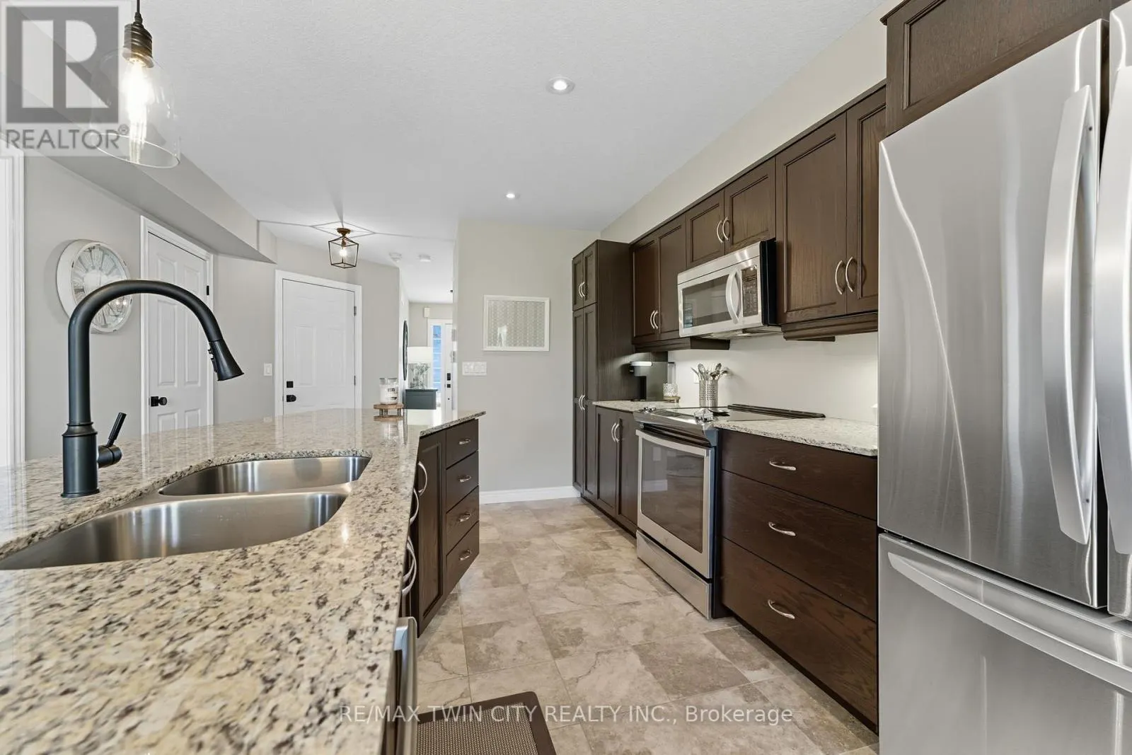 266 VINCENT DRIVE
