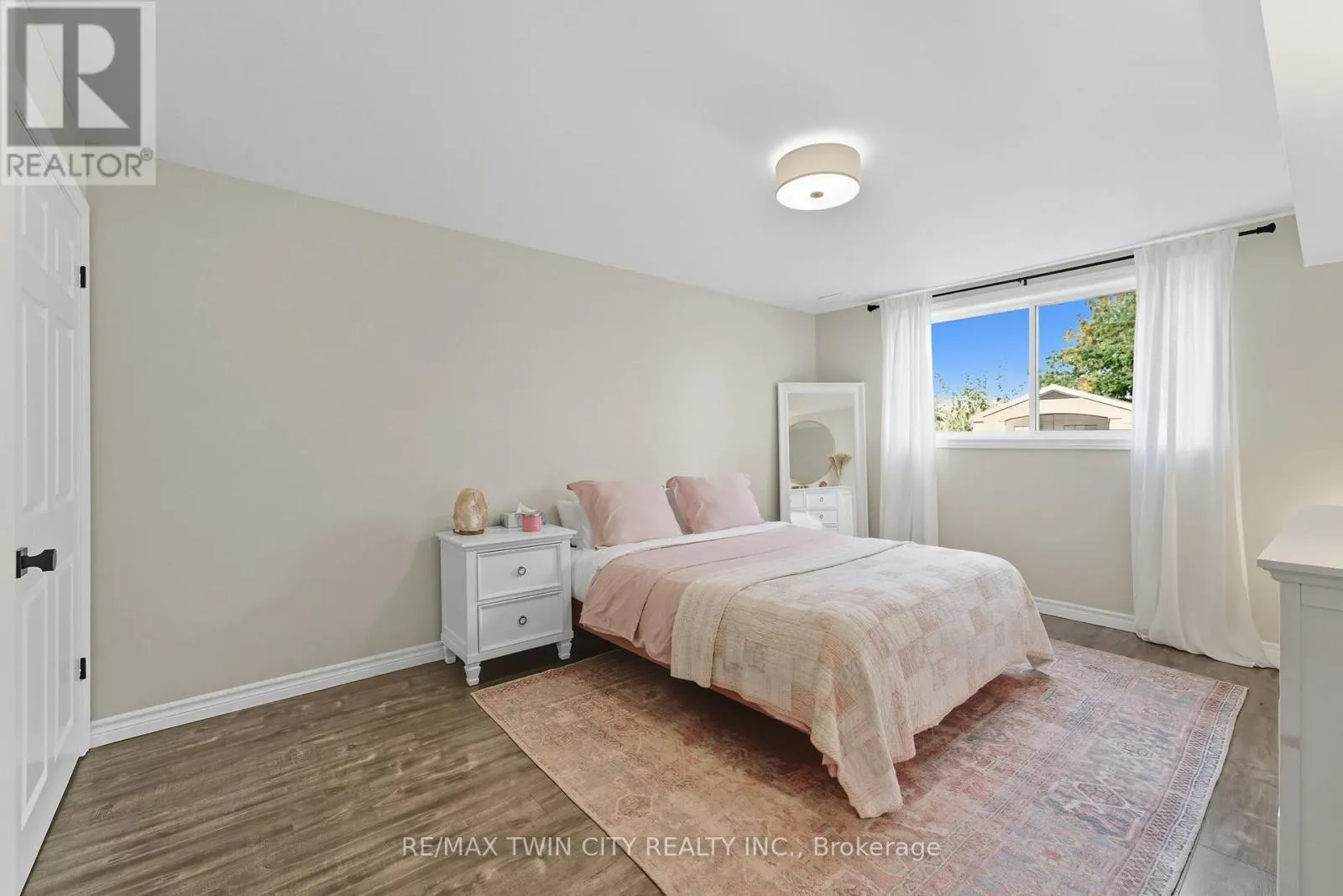 266 VINCENT DRIVE