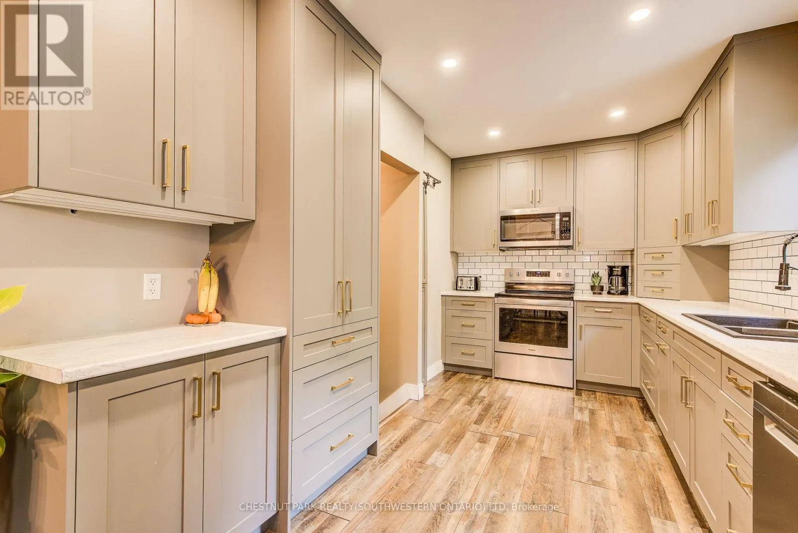 1105 QUEEN'S BUSH ROAD