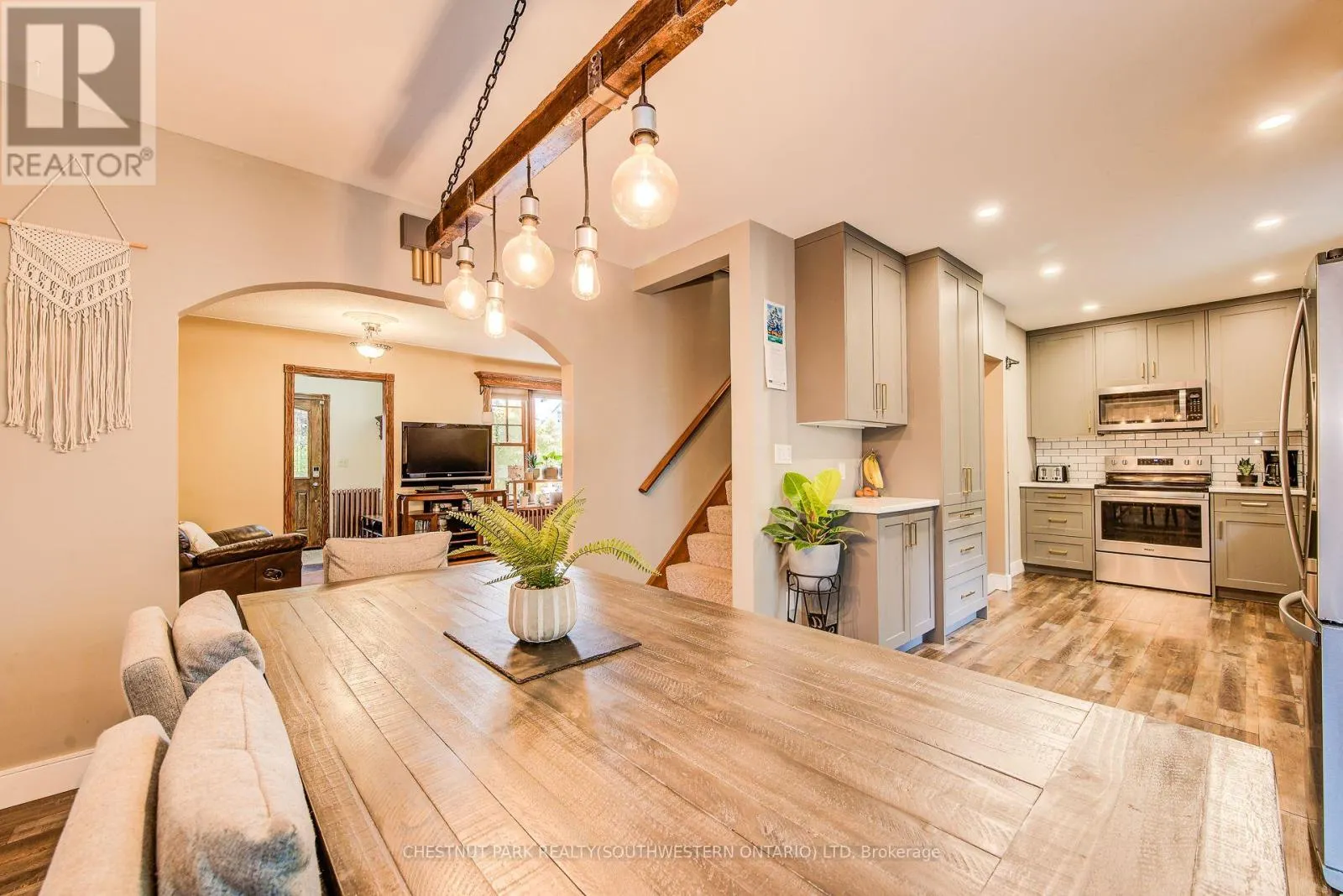 1105 QUEEN'S BUSH ROAD