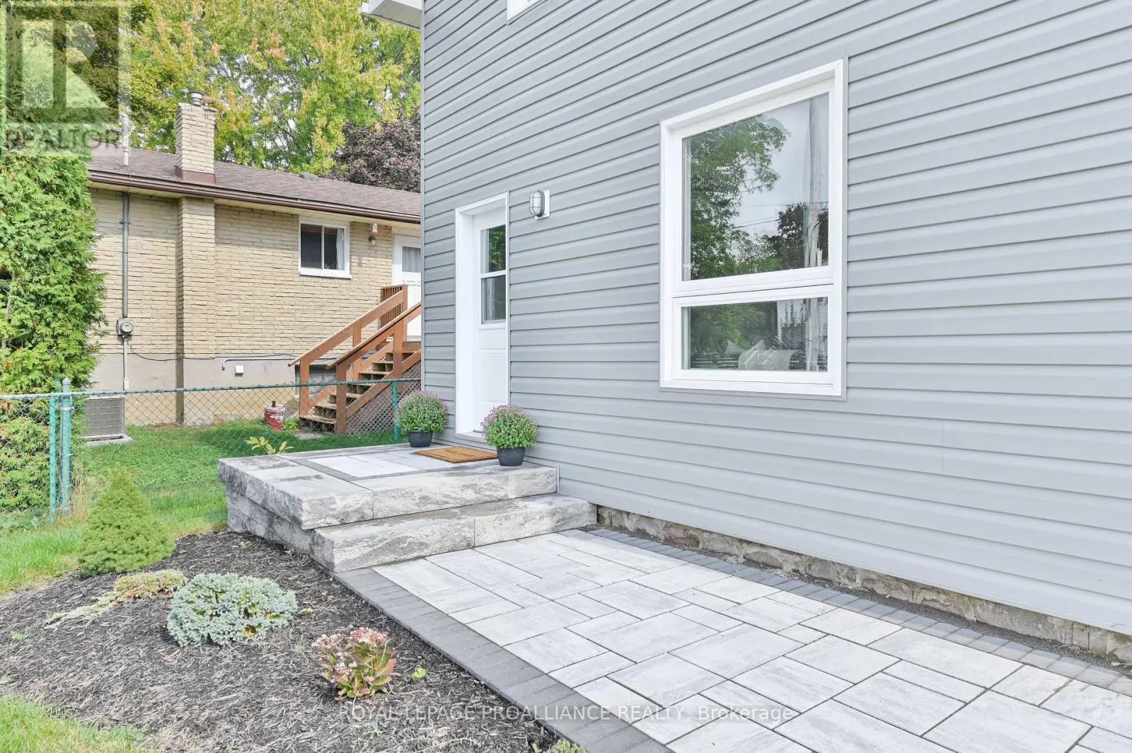 27 MAPLEWOOD AVENUE