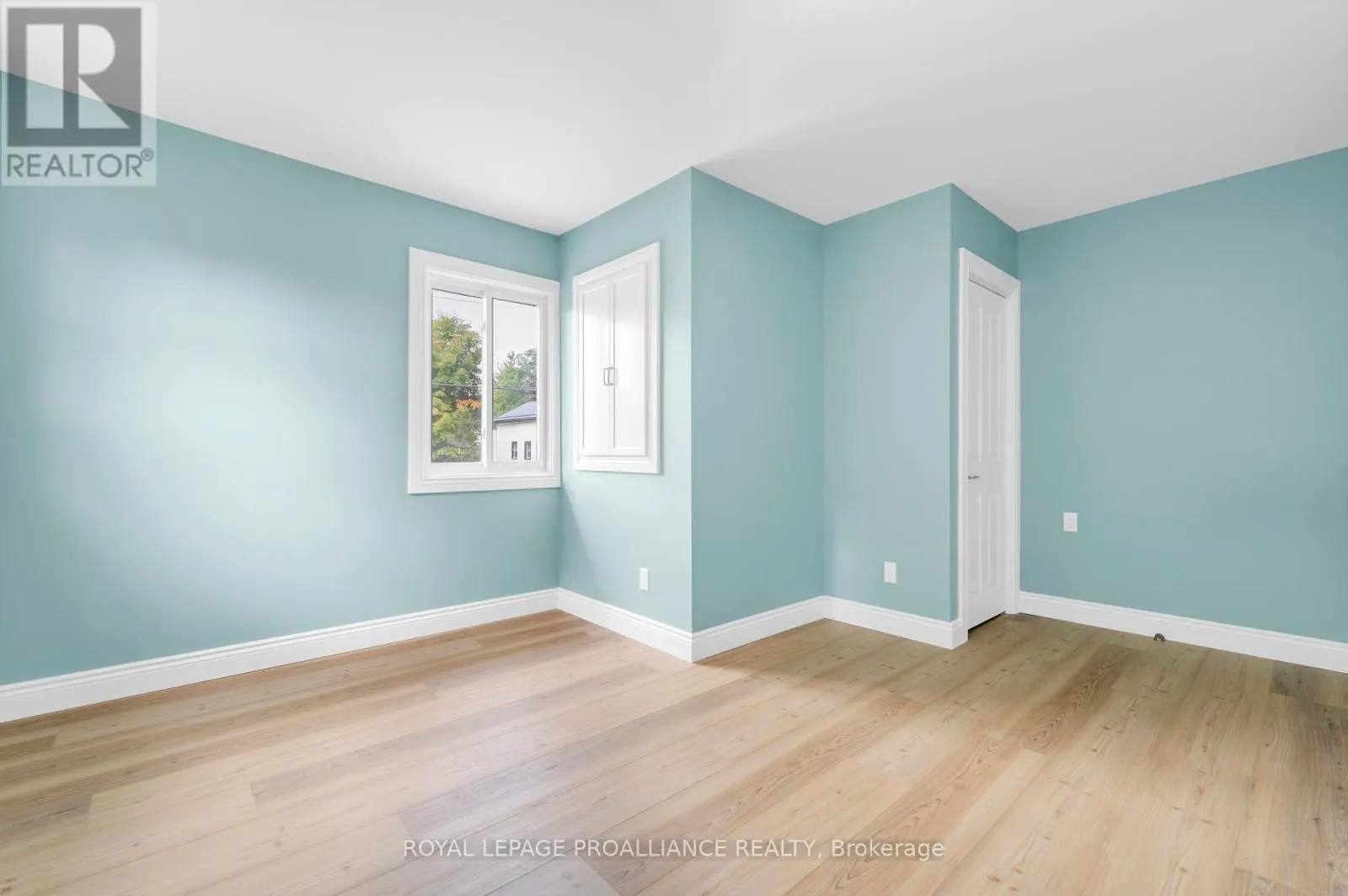 27 MAPLEWOOD AVENUE