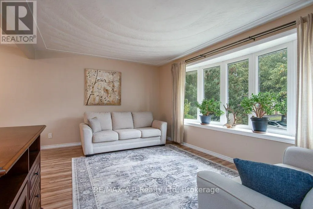 35 TECUMSEH CRESCENT