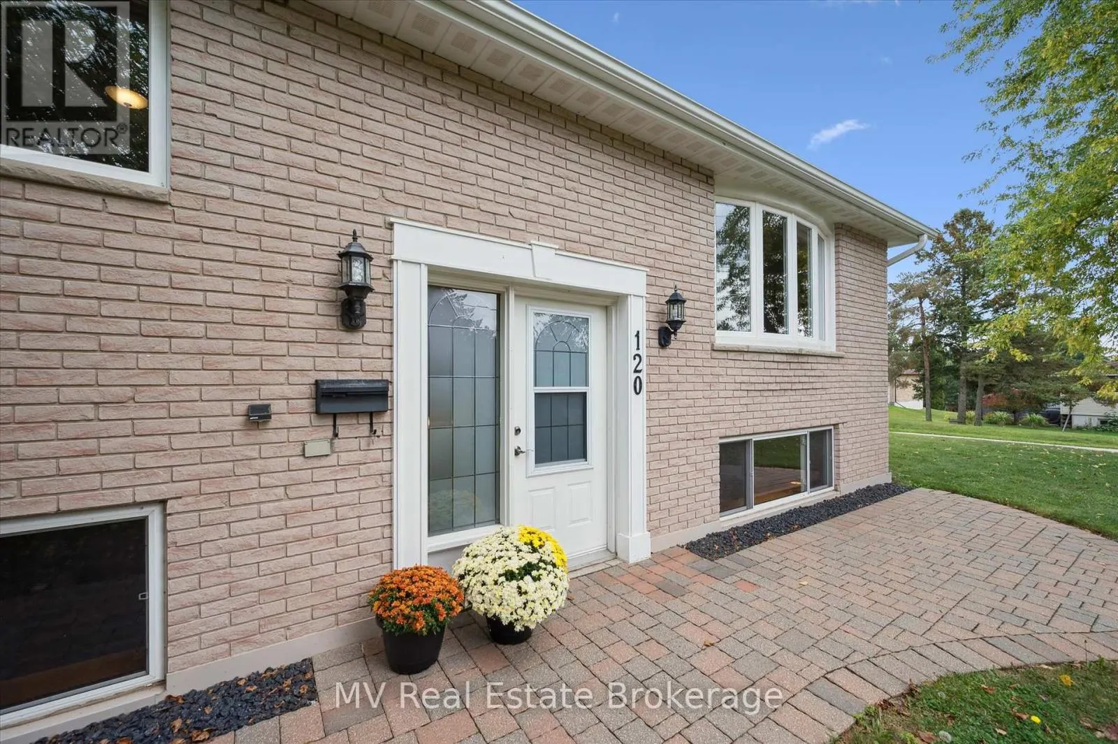 120 CANROBERT STREET