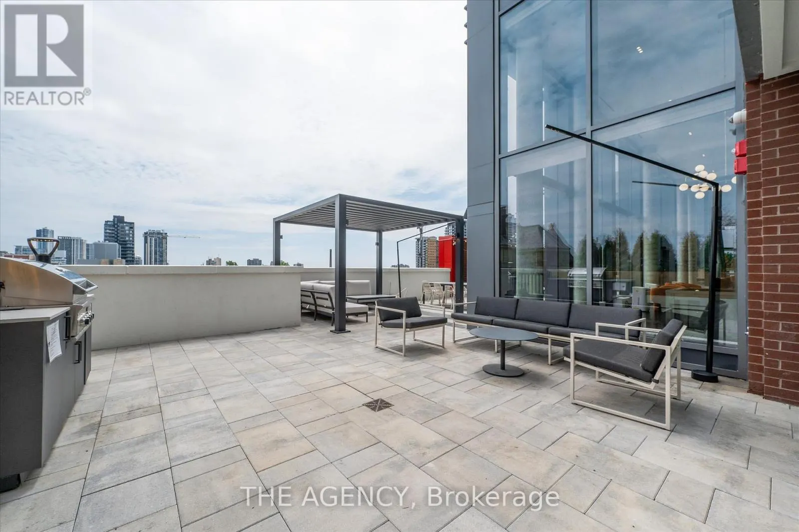 209 - 5 WELLINGTON STREET S
