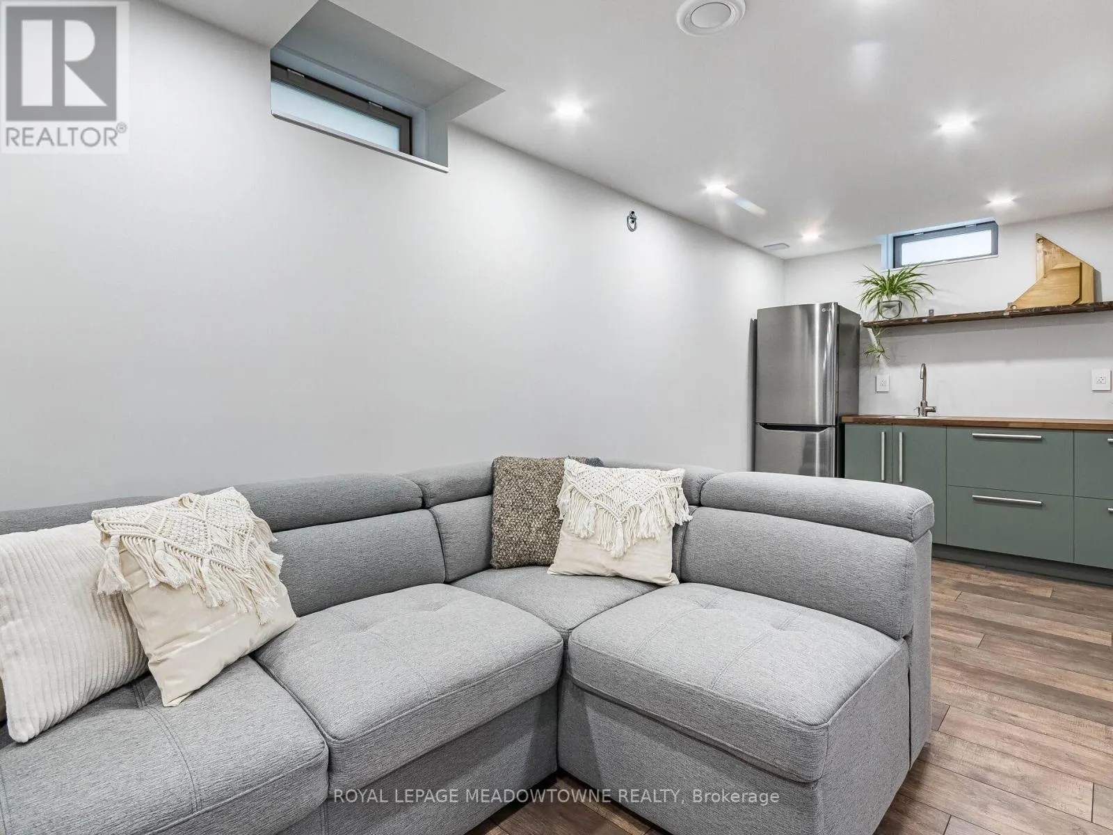 9 - 242 UPPER MOUNT ALBION ROAD
