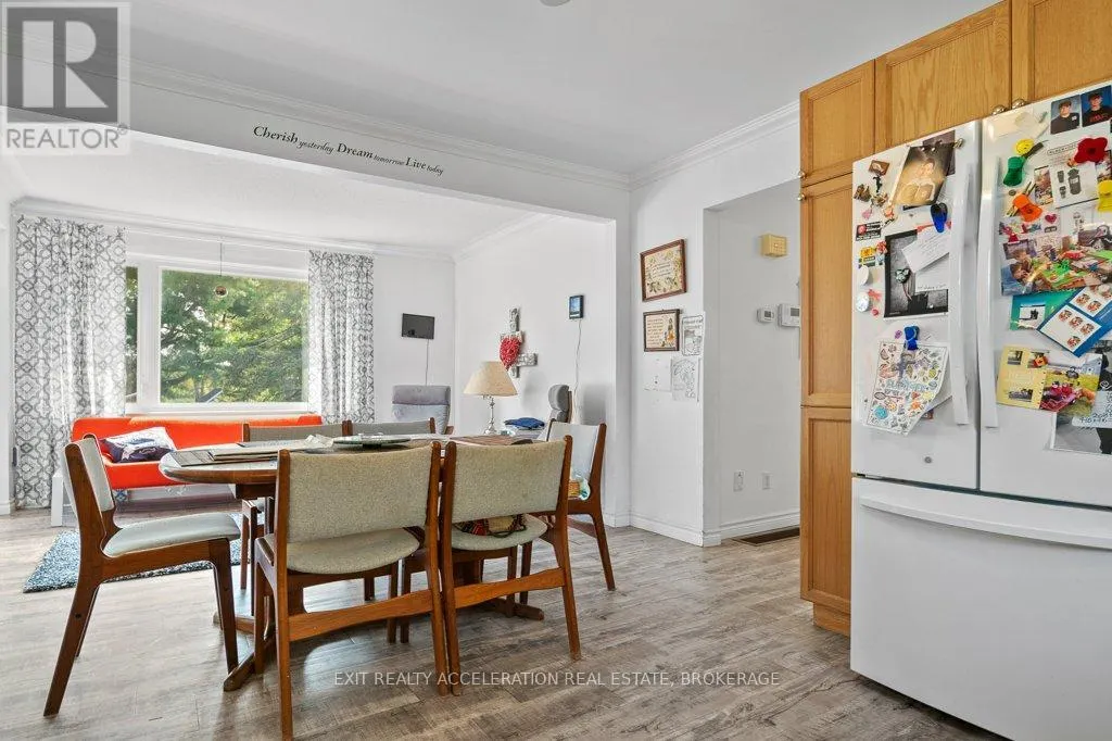 400 DUNDAS STREET W