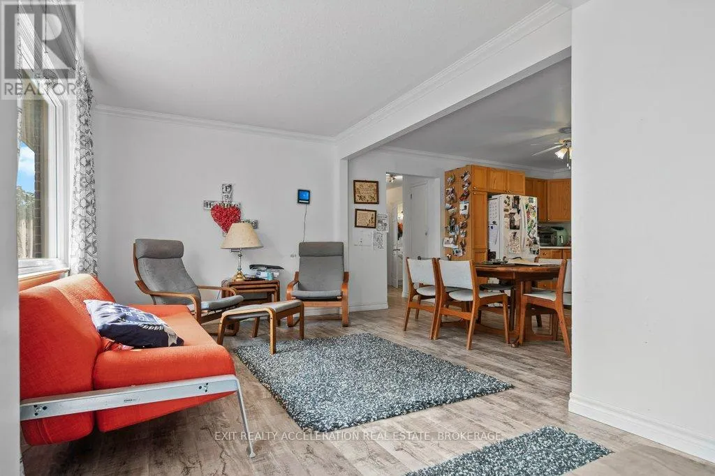400 DUNDAS STREET W