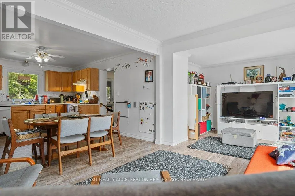 400 DUNDAS STREET W