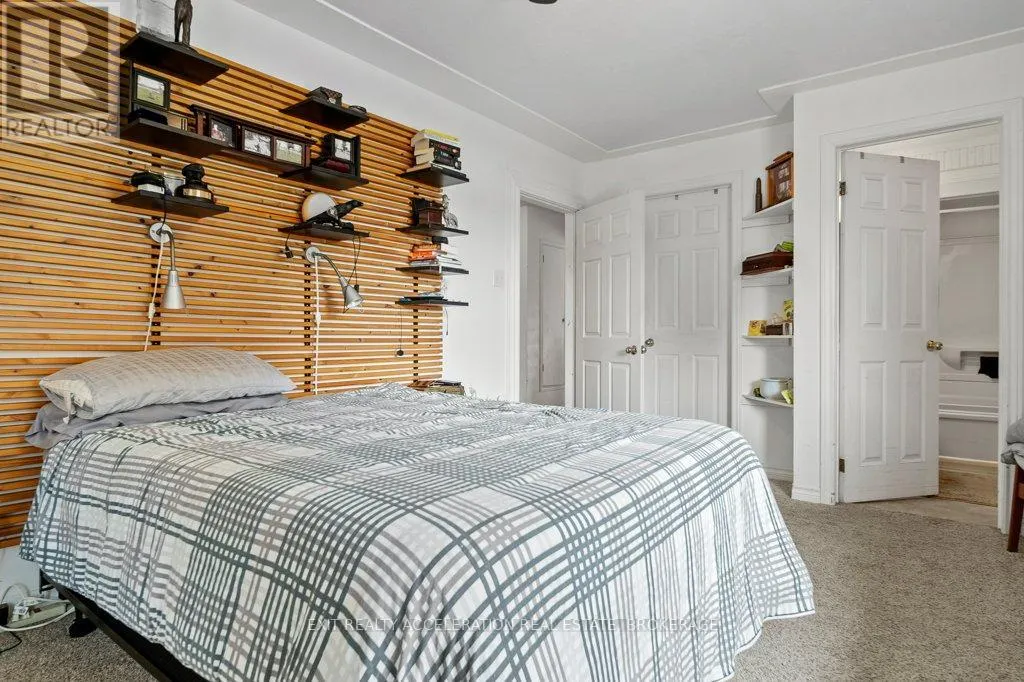 400 DUNDAS STREET W