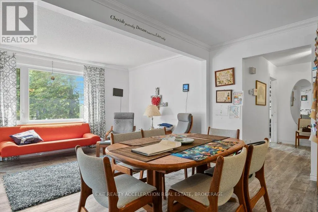 400 DUNDAS STREET W