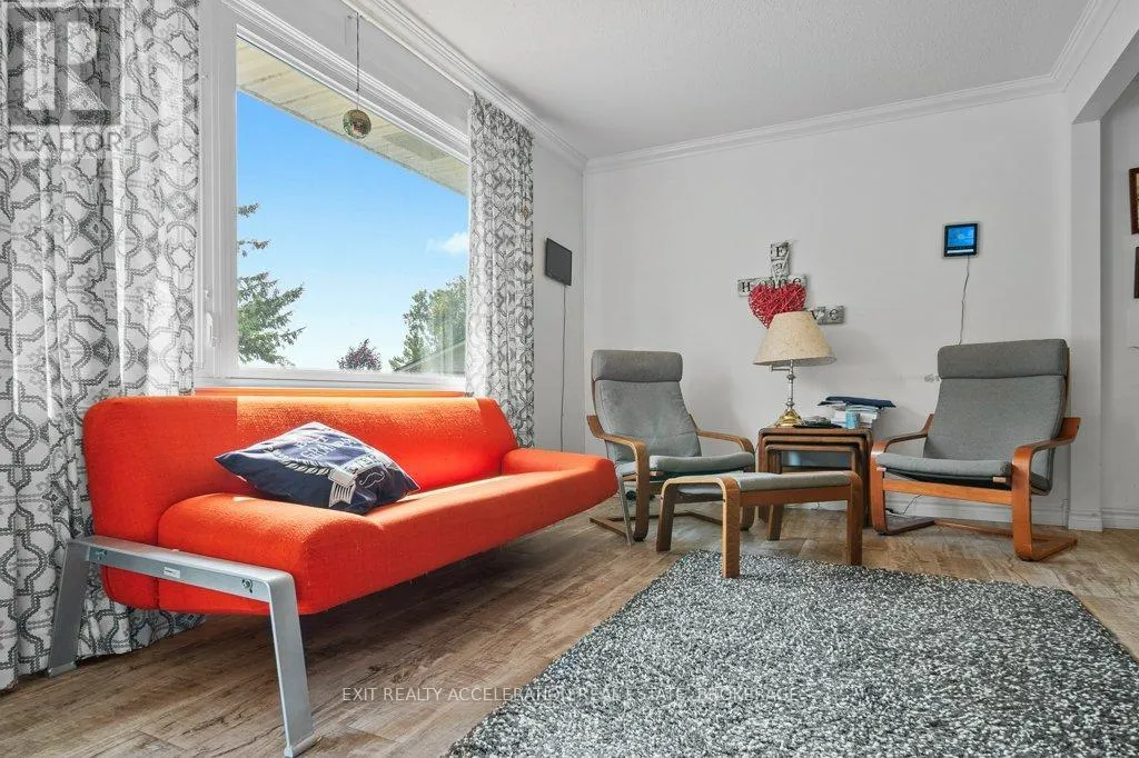 400 DUNDAS STREET W