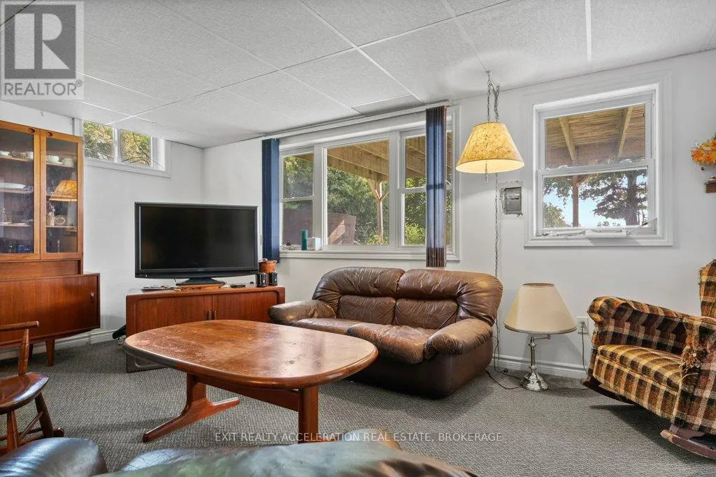 400 DUNDAS STREET W