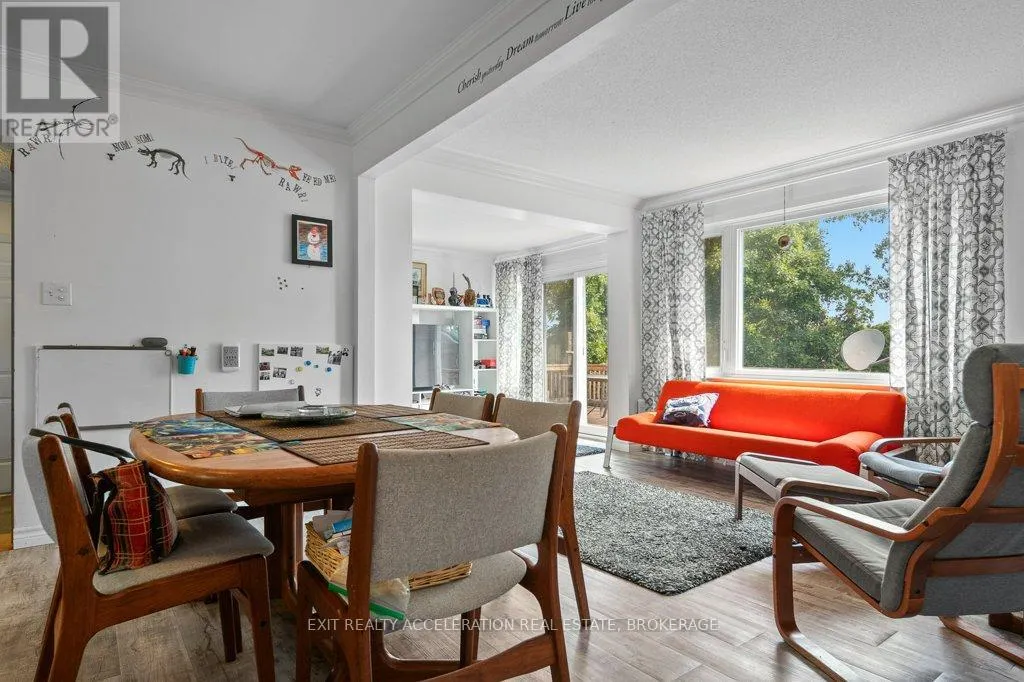 400 DUNDAS STREET W