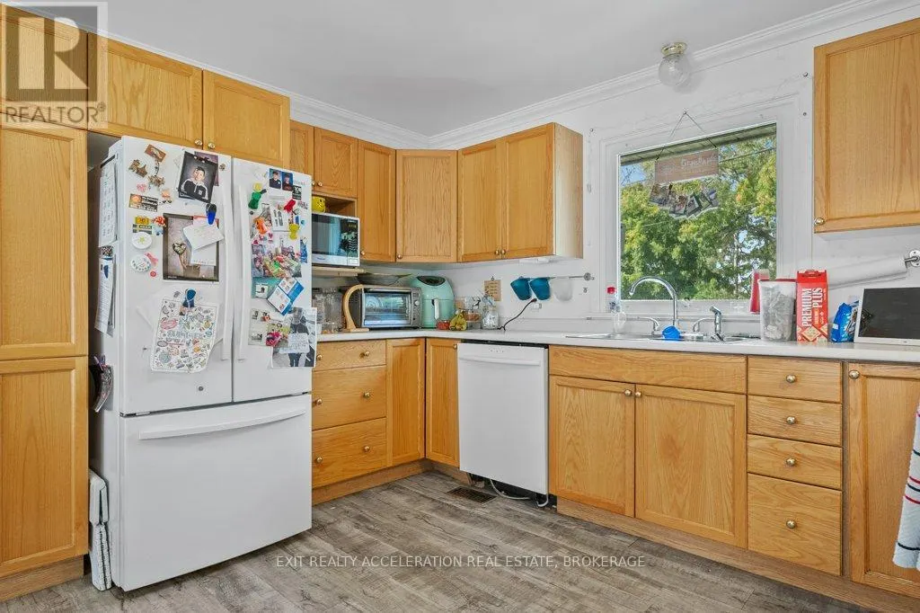 400 DUNDAS STREET W