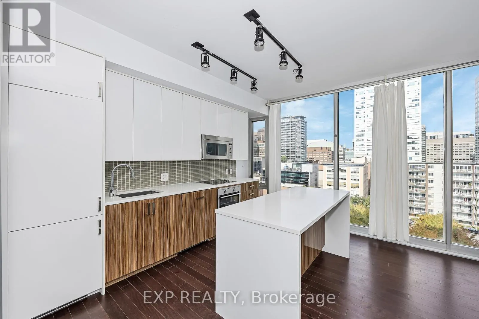 812 - 300 LISGAR STREET