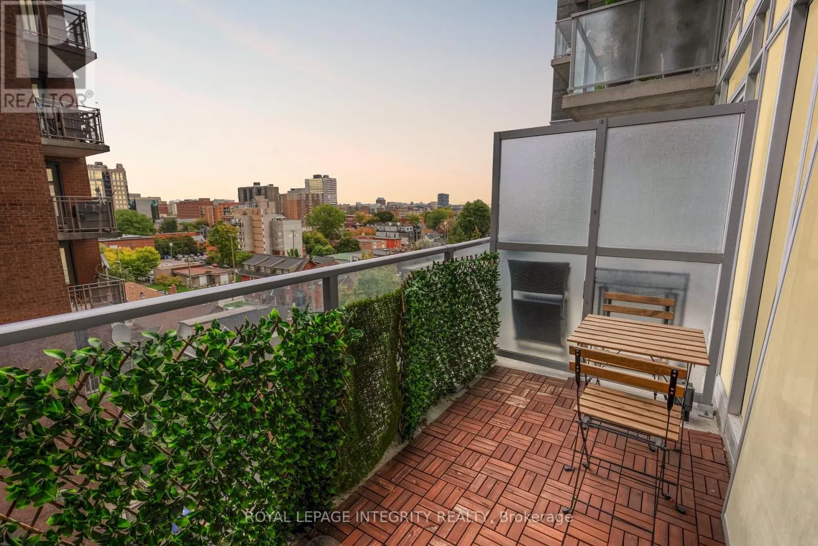 808 - 255 BAY STREET