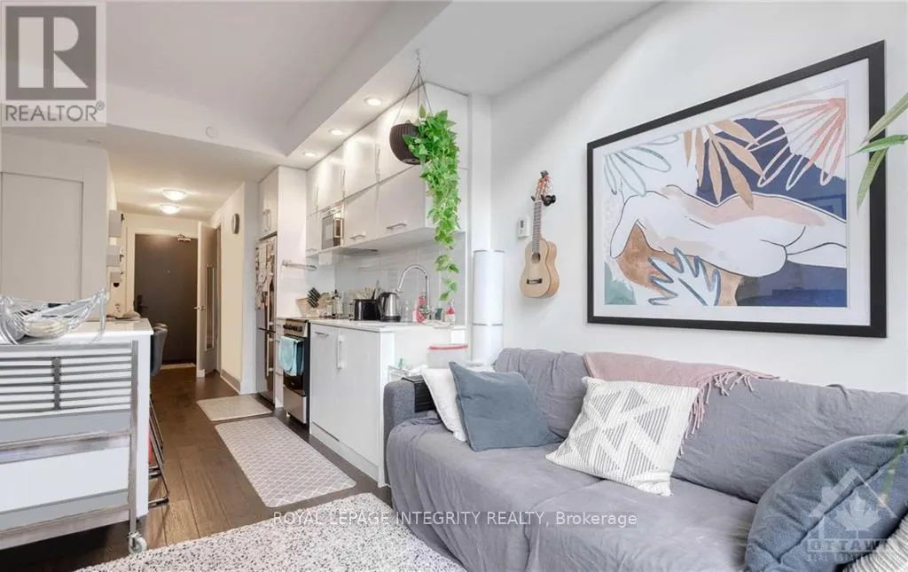 808 - 255 BAY STREET