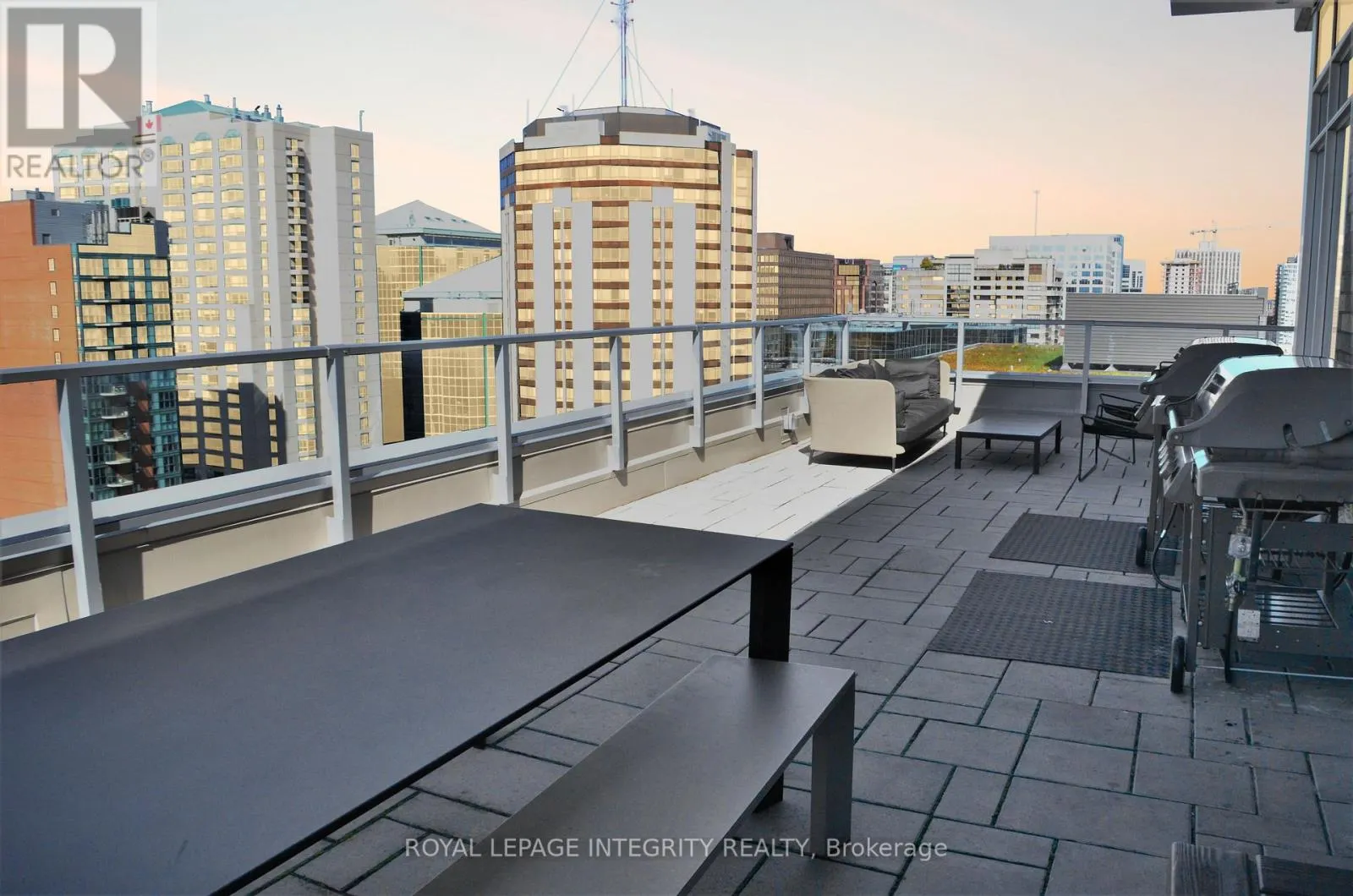 808 - 255 BAY STREET