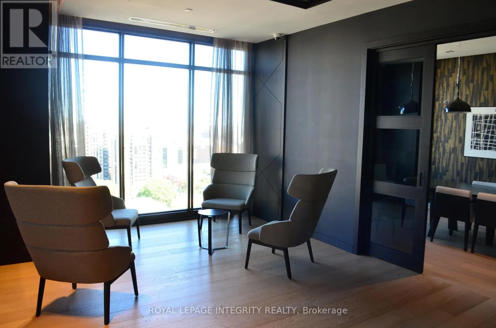 808 - 255 BAY STREET