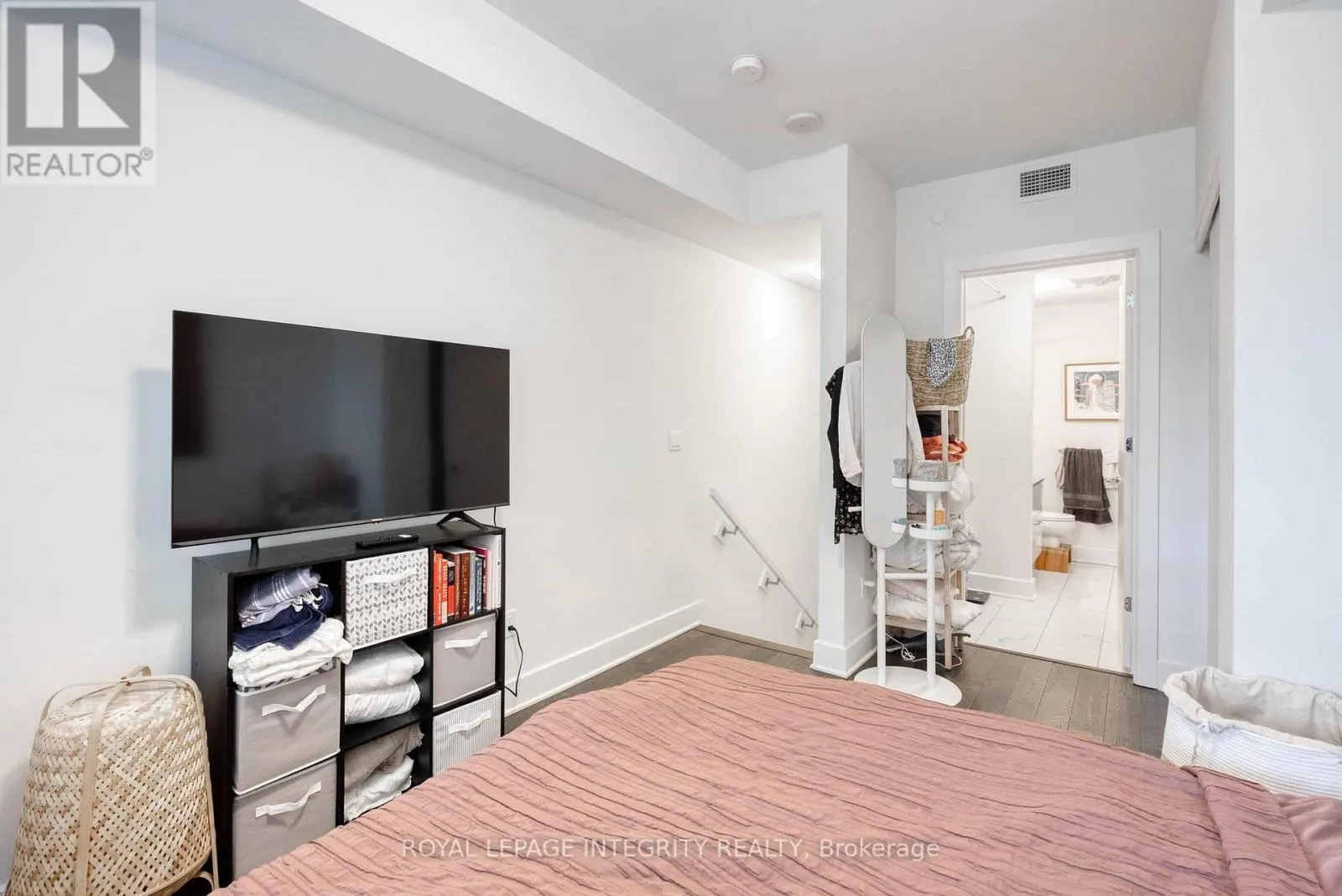 808 - 255 BAY STREET