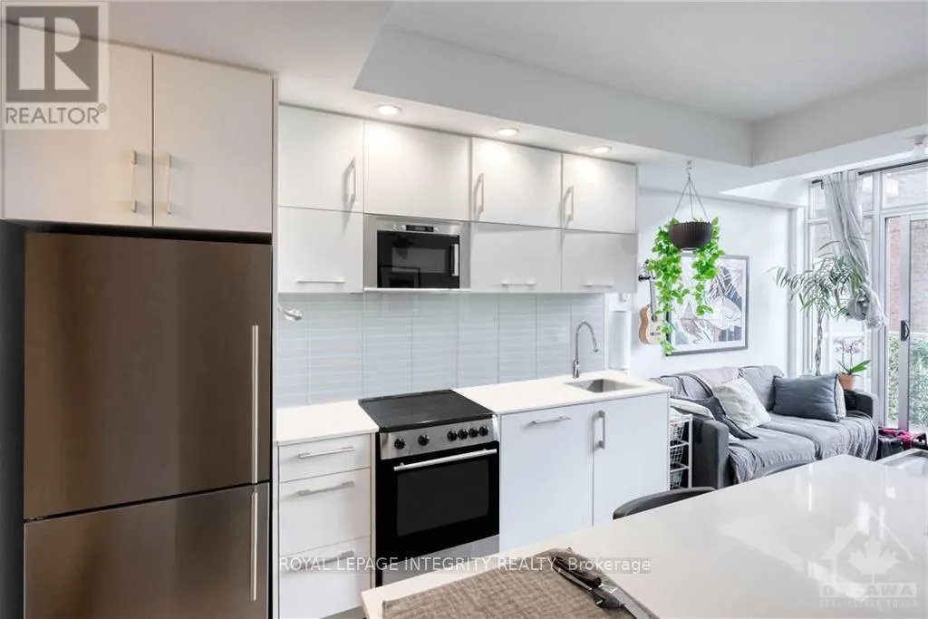 808 - 255 BAY STREET