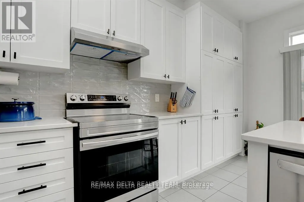 370 AQUAVIEW DRIVE