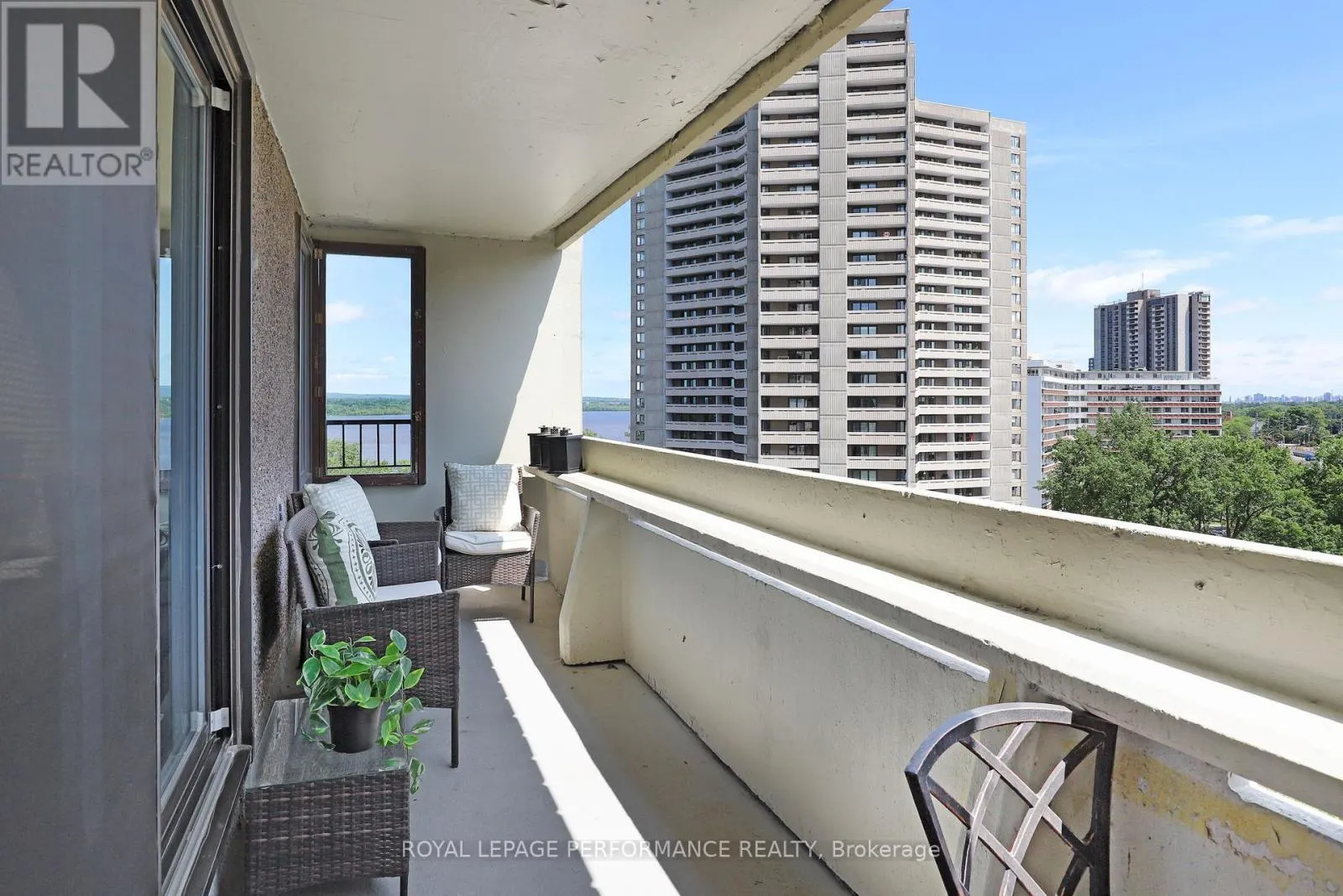 1002 - 1171 AMBLESIDE DRIVE