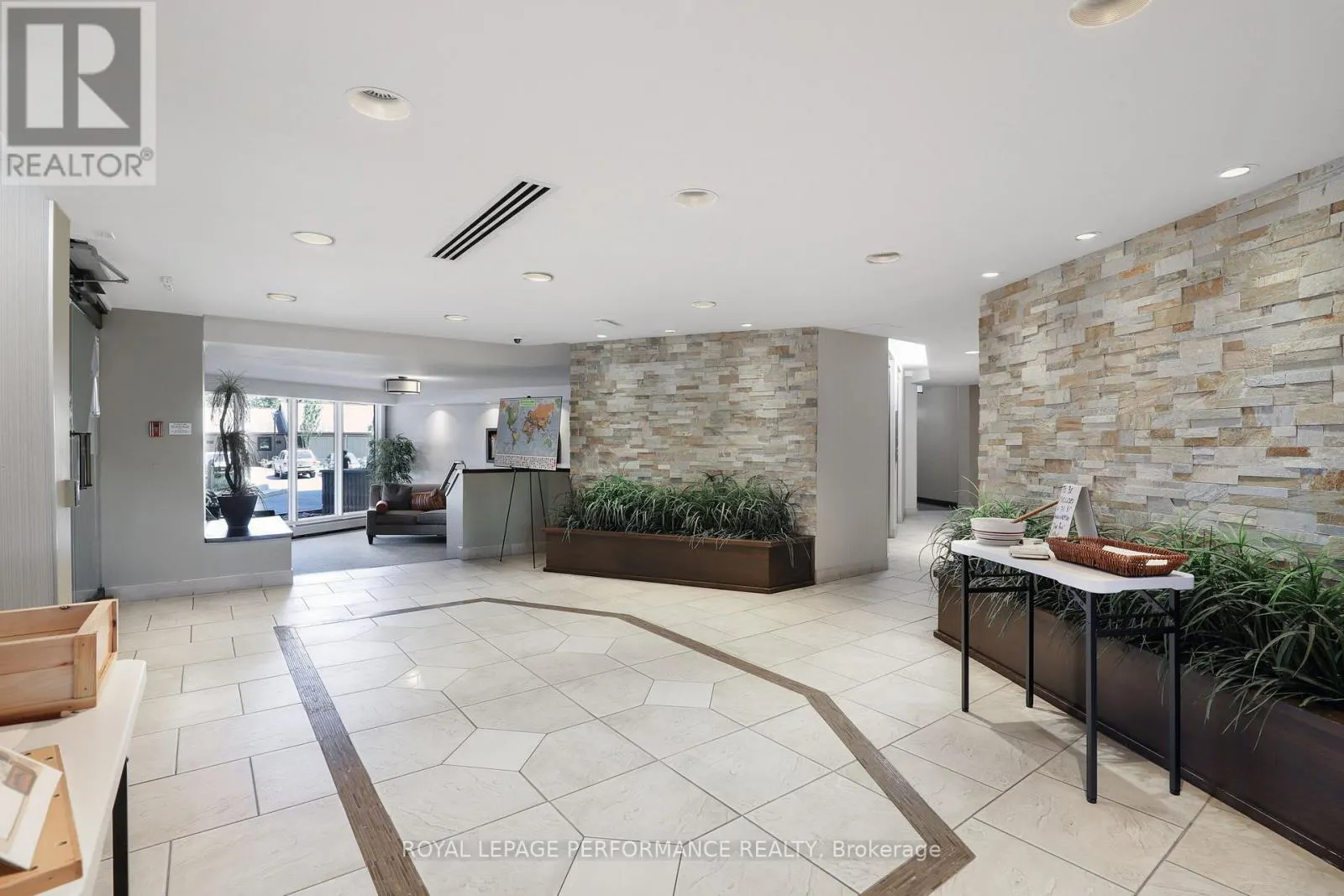 1002 - 1171 AMBLESIDE DRIVE