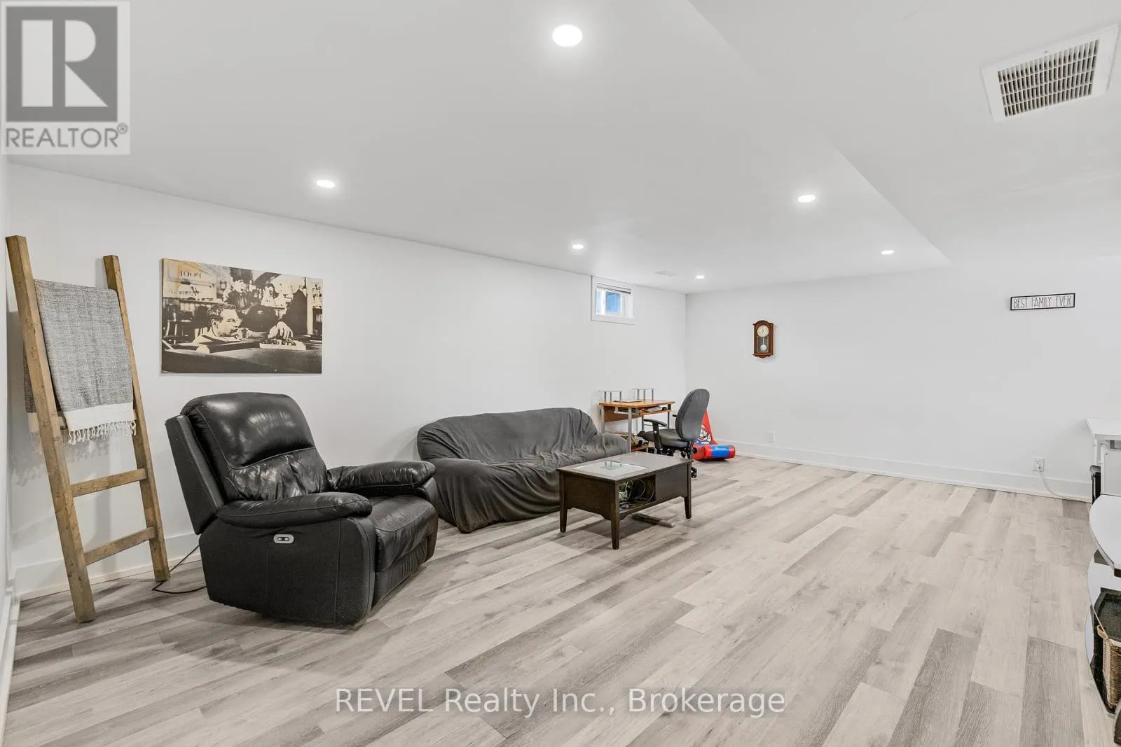 16 ROXBOROUGH COURT