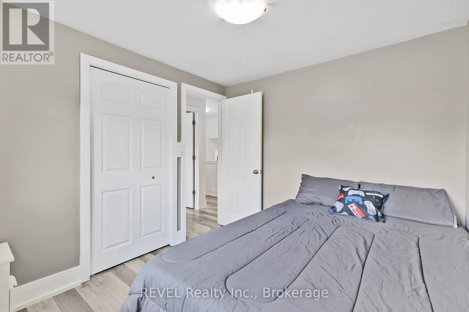 16 ROXBOROUGH COURT