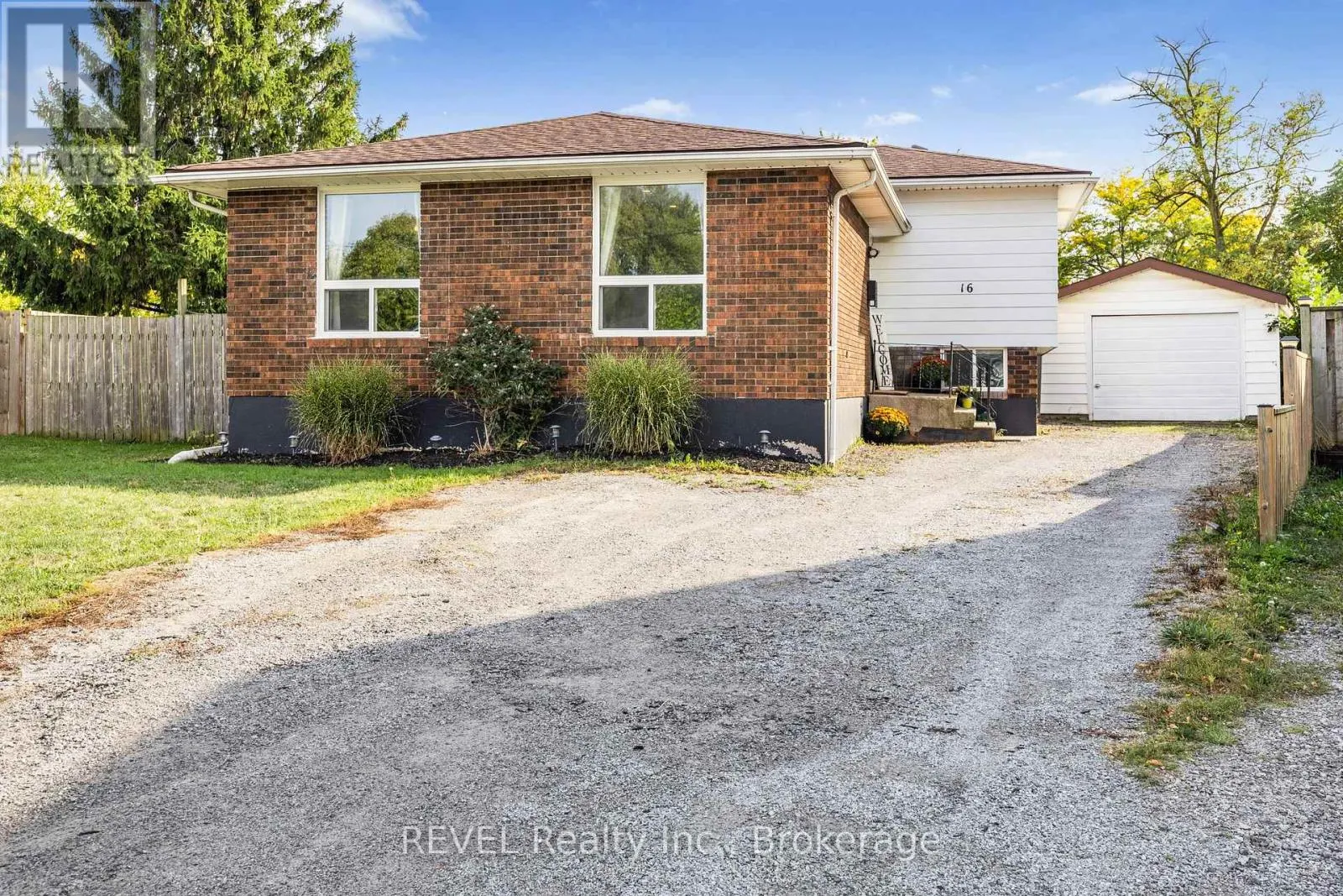 16 ROXBOROUGH COURT
