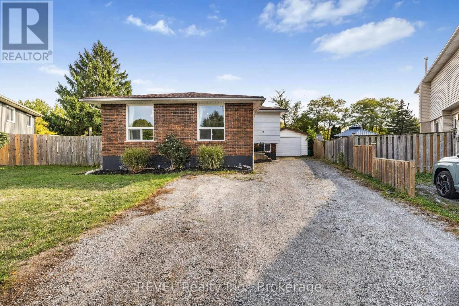 16 ROXBOROUGH COURT