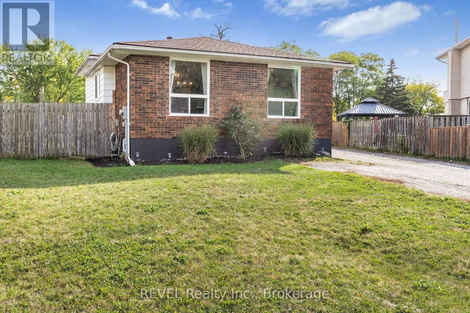 16 ROXBOROUGH COURT
