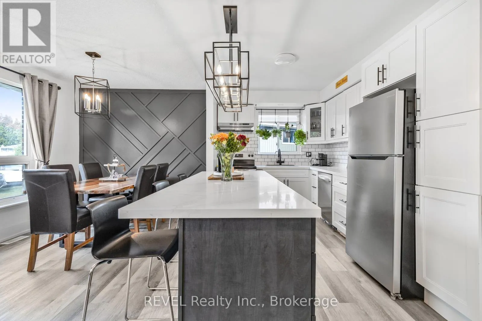 16 ROXBOROUGH COURT