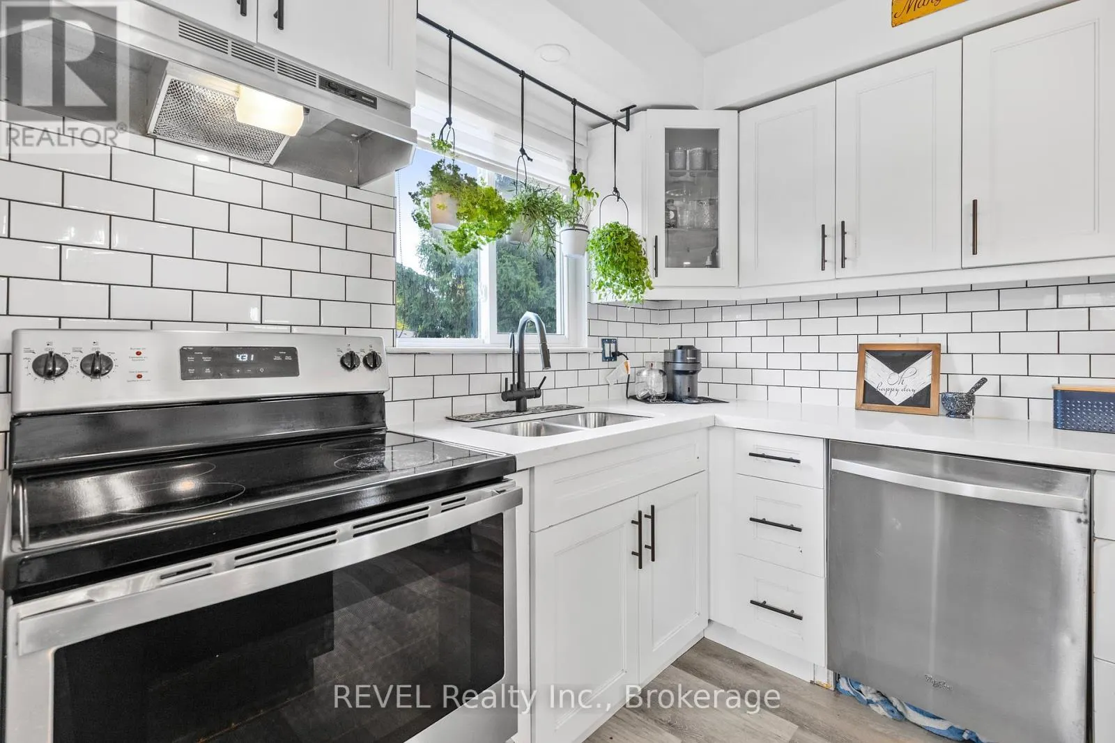16 ROXBOROUGH COURT