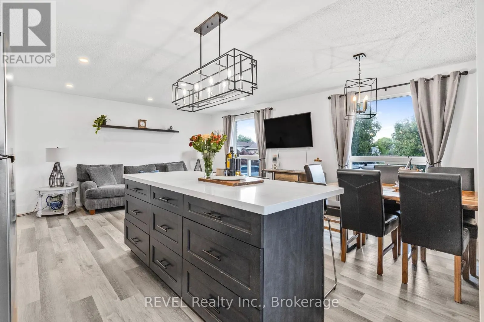 16 ROXBOROUGH COURT