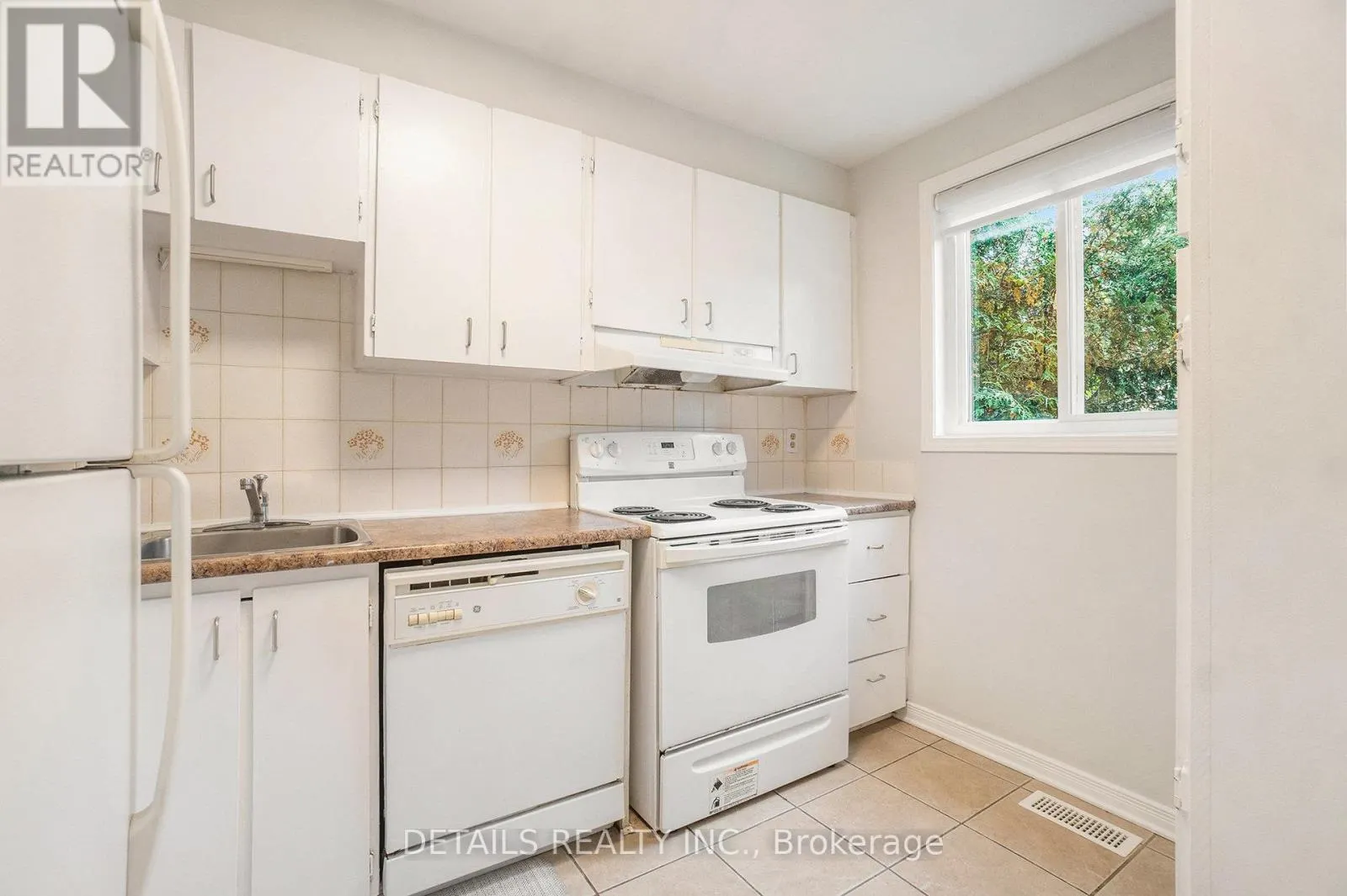 9 - 144 VALLEY STREAM, UNIT D DRIVE