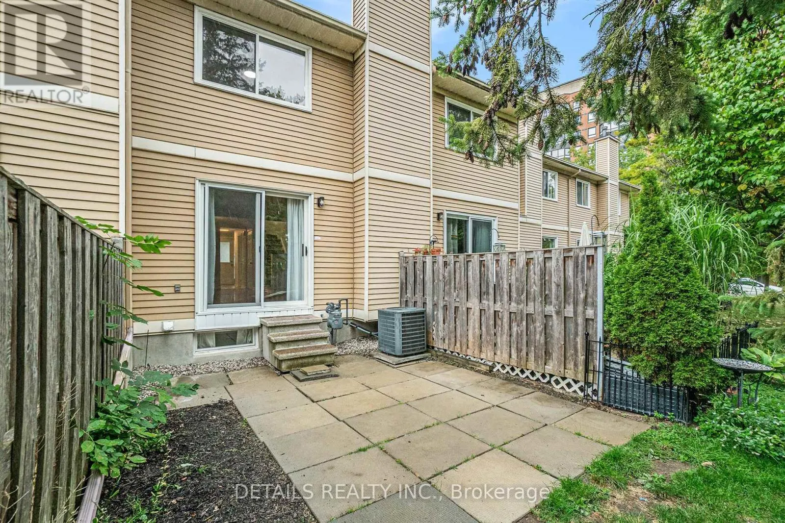 9 - 144 VALLEY STREAM, UNIT D DRIVE