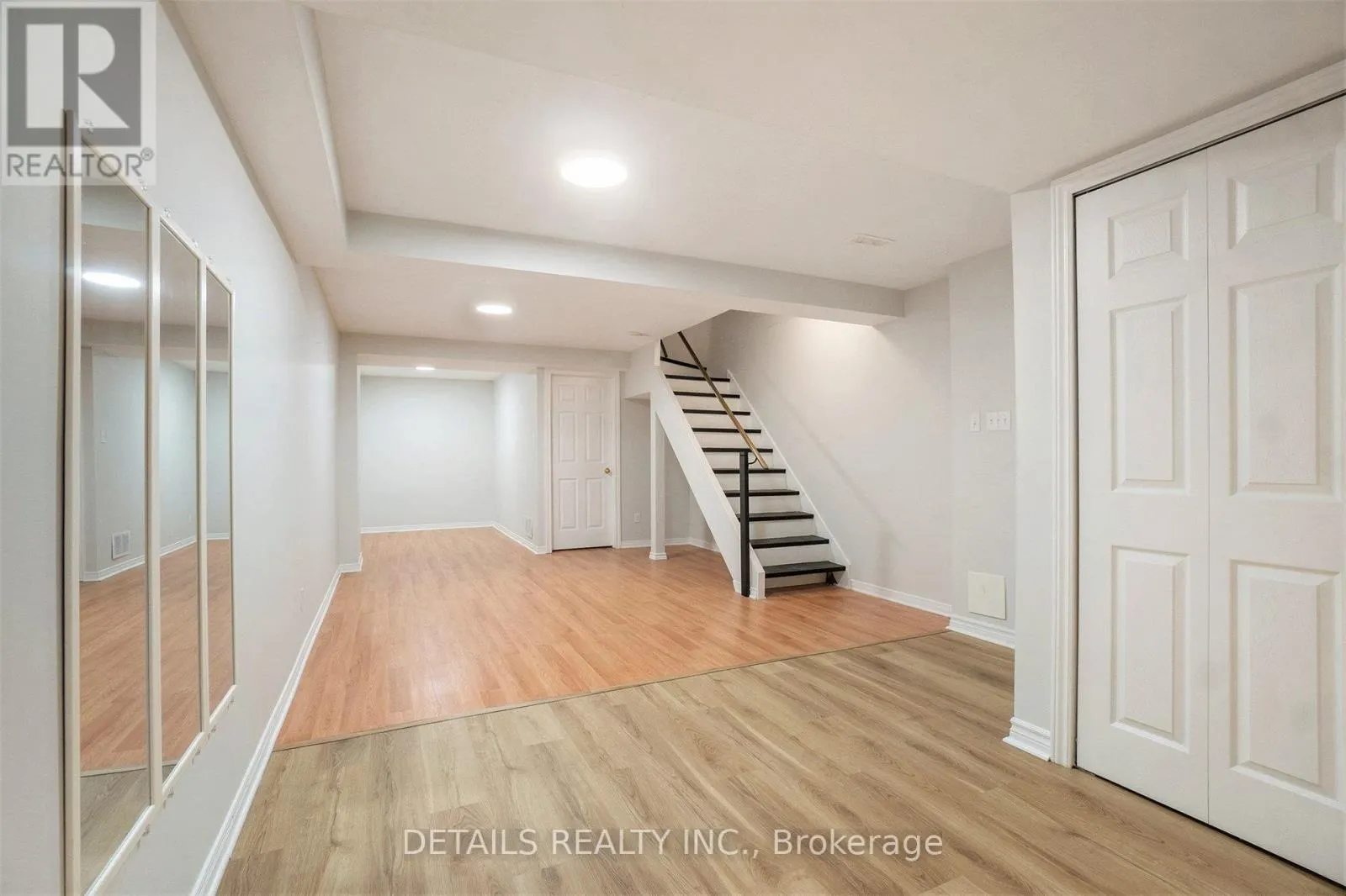 9 - 144 VALLEY STREAM, UNIT D DRIVE