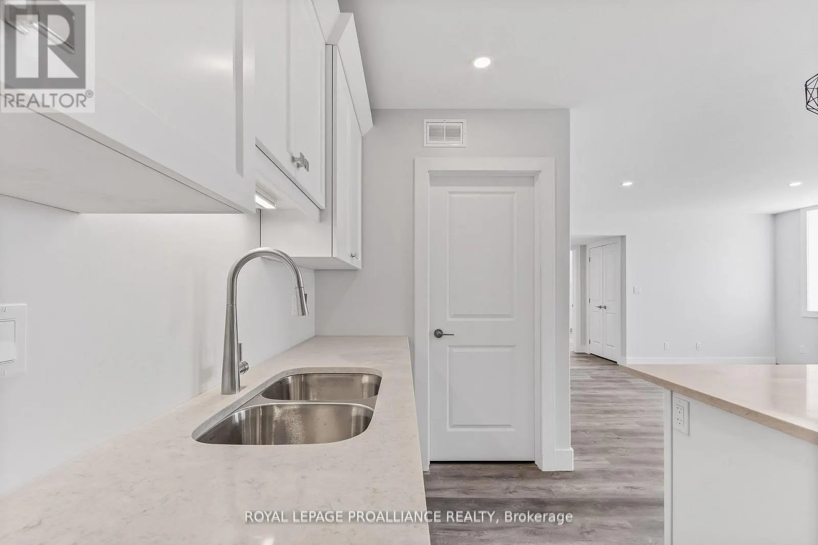 103 - 15 ARTHUR STREET, #103