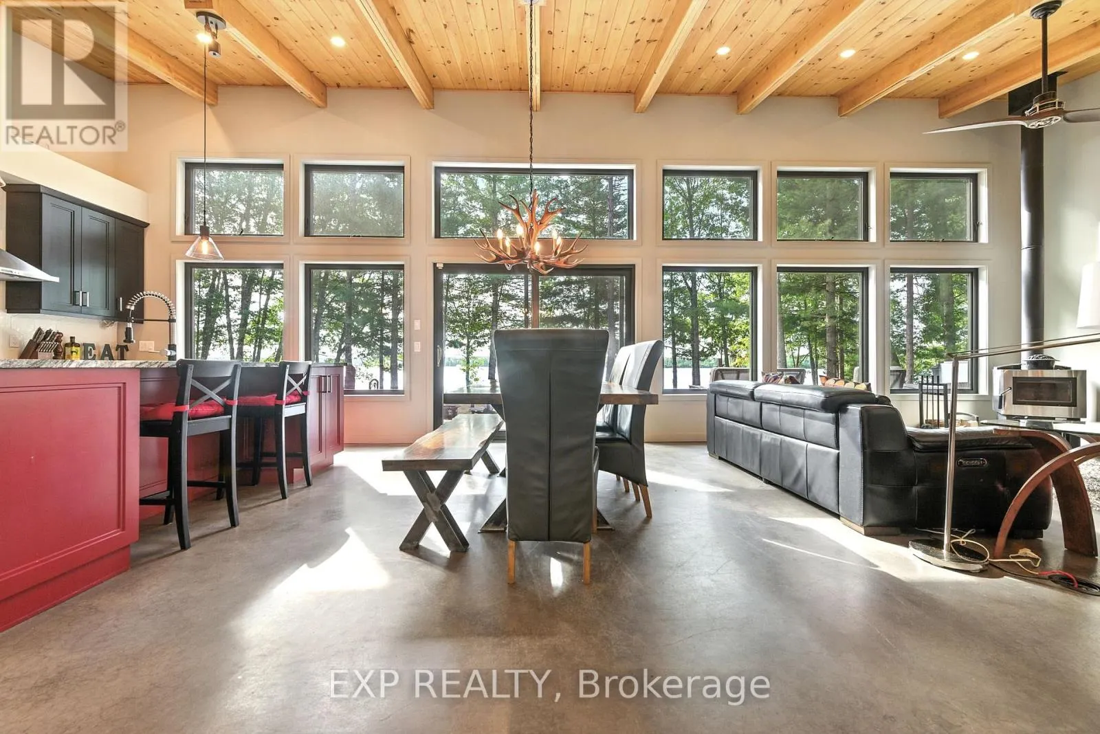 332 LACHLAN LANE