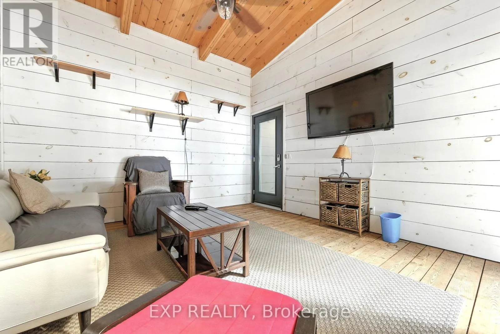 332 LACHLAN LANE