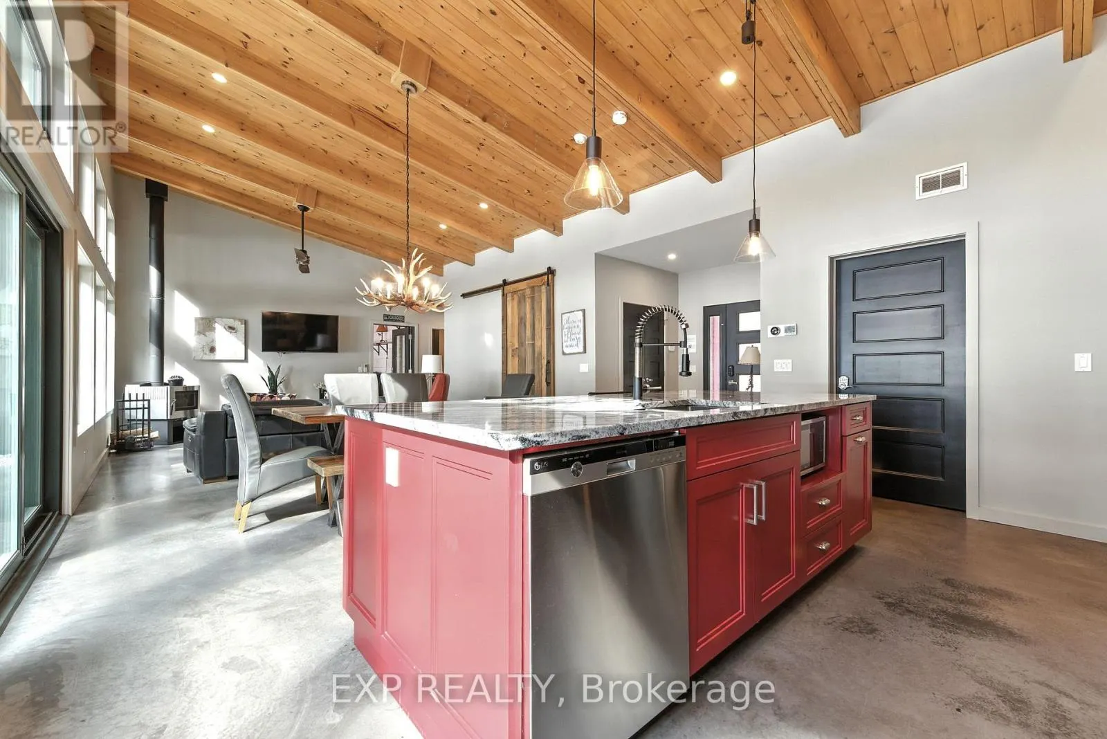 332 LACHLAN LANE