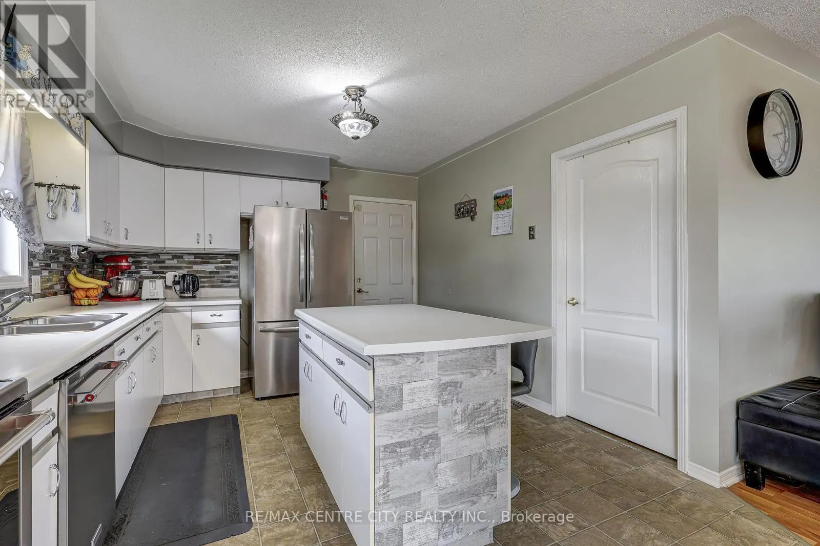 8109 SANDYTOWN ROAD