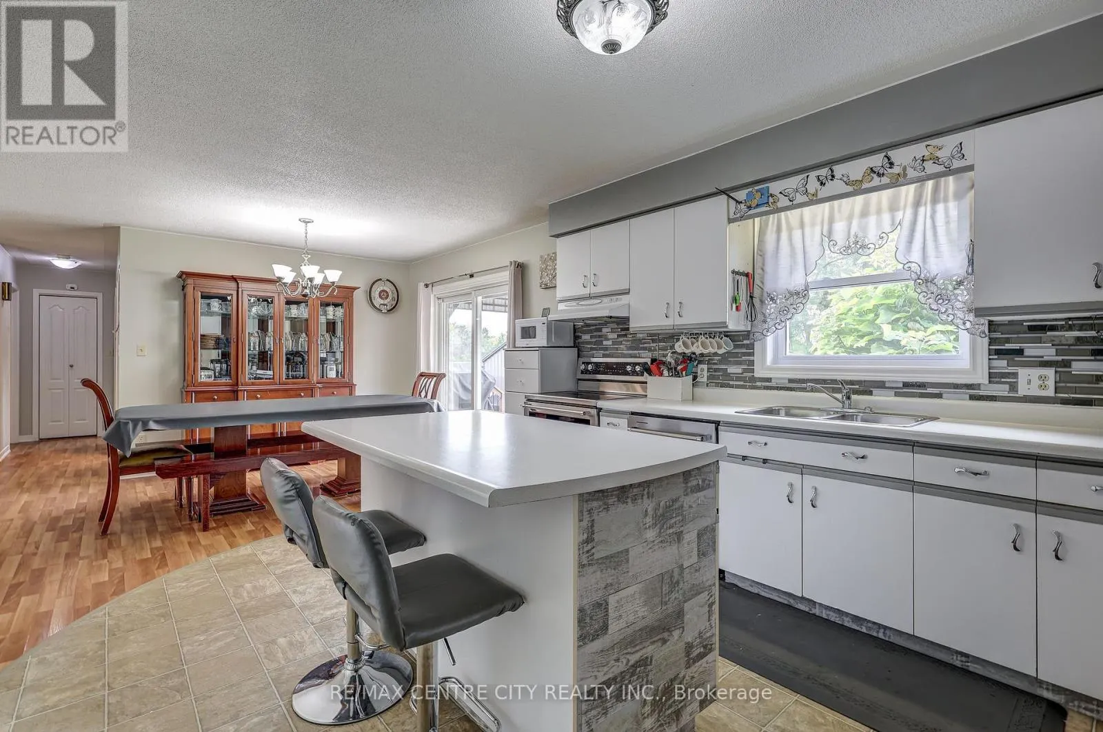 8109 SANDYTOWN ROAD