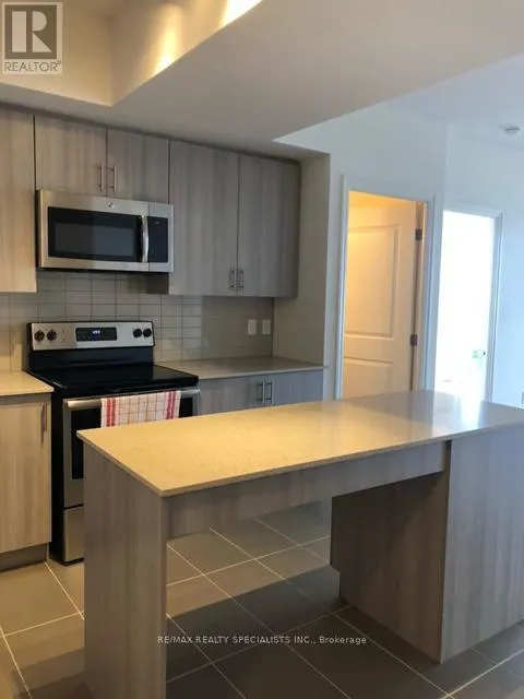 801 - 560 NORTH SERVICE ROAD