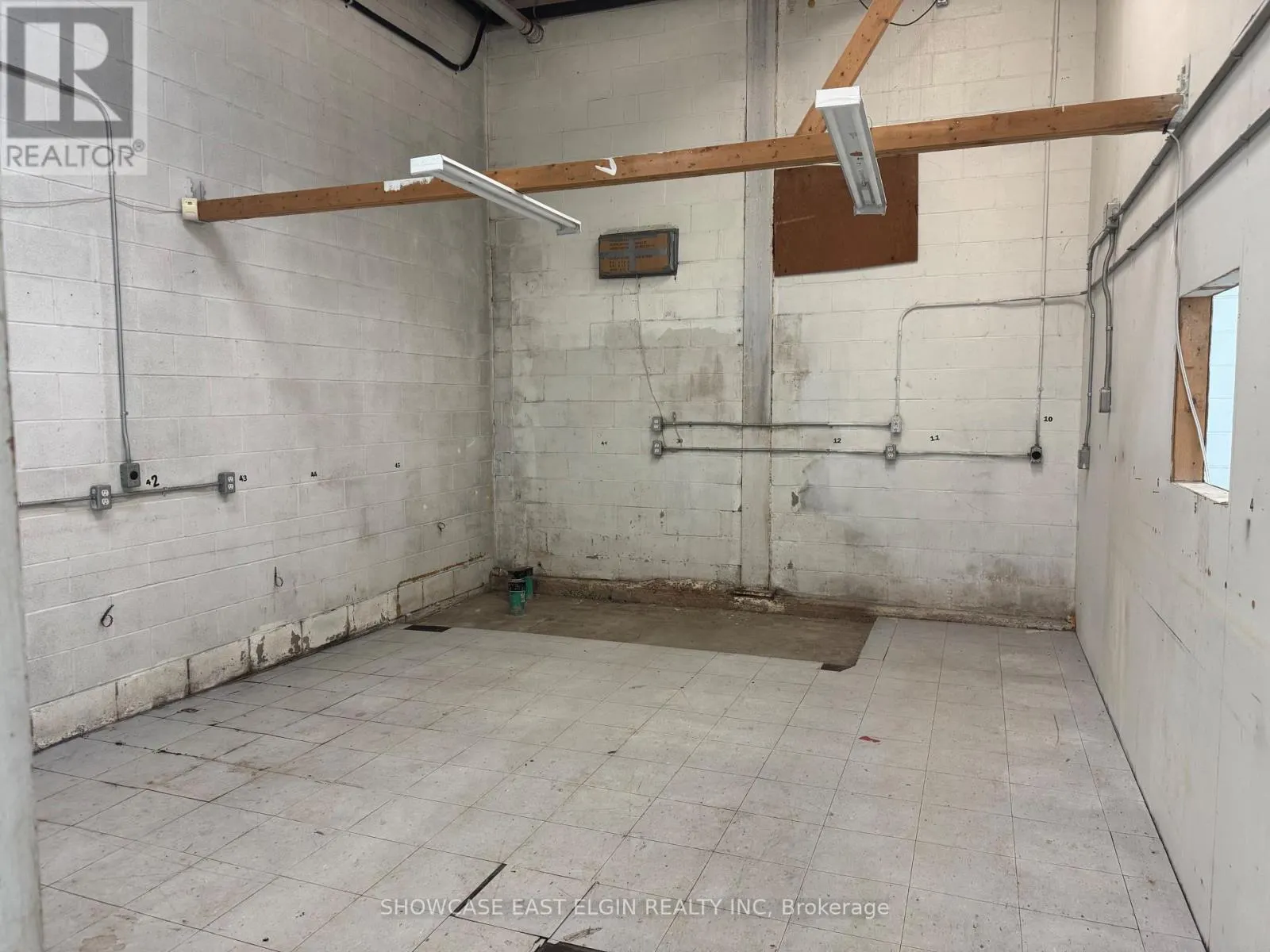 A - 421 JOHN STREET N, #A