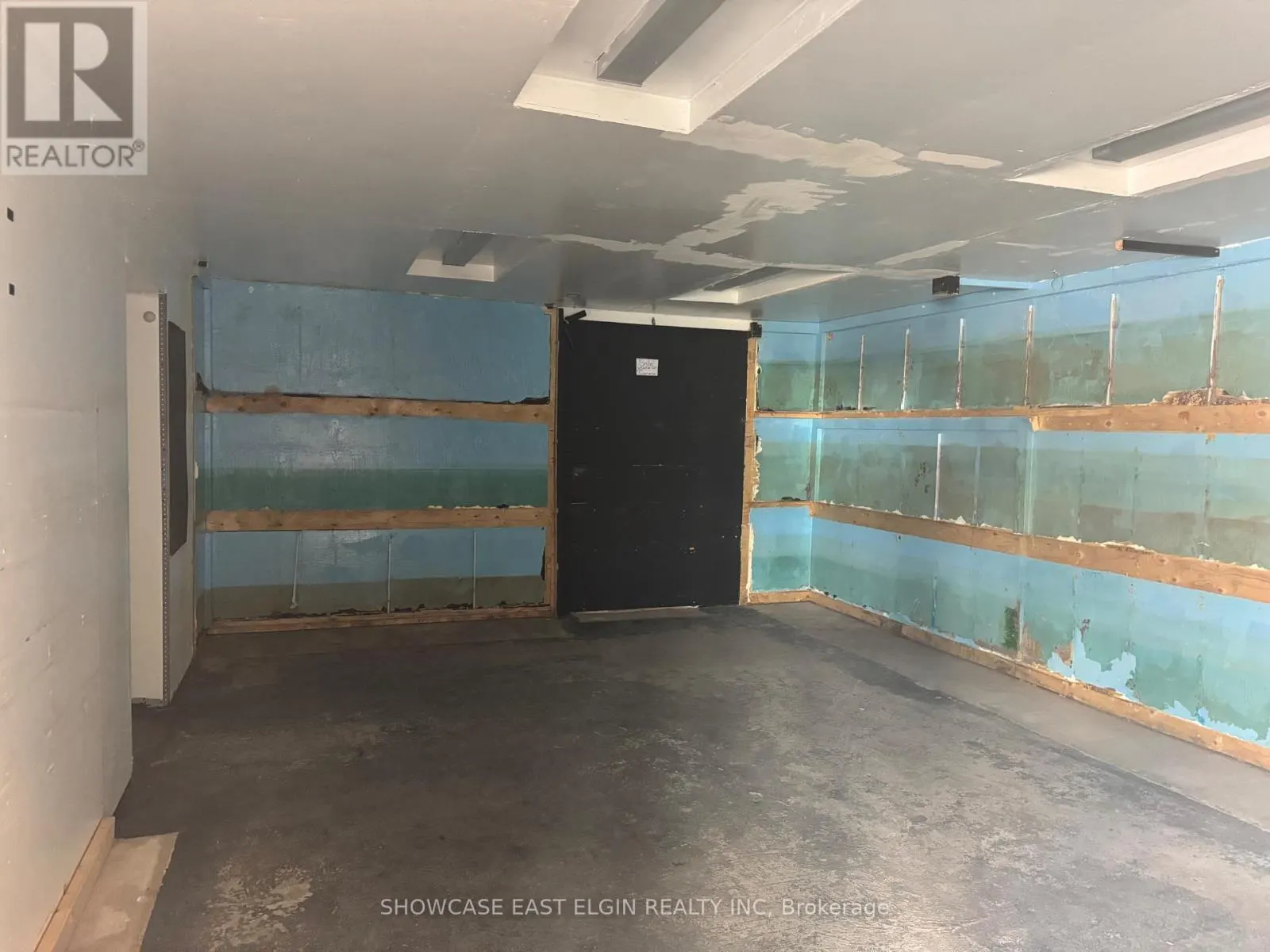 A - 421 JOHN STREET N, #A