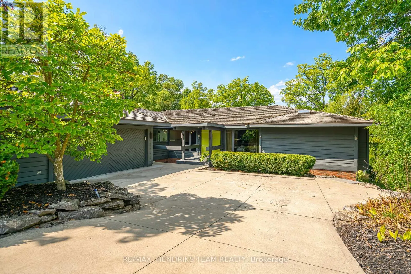 2 BRIARFIELD CRESCENT